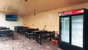 une salle à manger avec des tables, des chaises et un cocacola dans l'établissement Casa SOL, à Turda