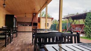 Il dispose d'une cuisine et d'une terrasse avec des tables et des chaises en bois. dans l'établissement Casa SOL, à Turda