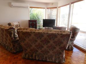 a living room with a couch and a tv at A Unique Holiday Home between Avalon Airport and Melbourne CBD in Werribee