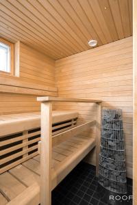 エスポーにあるCozy Holiday Home with Sauna, Outside Jacuzzi & Breakfastの木製の壁とウッドフロアのサウナ