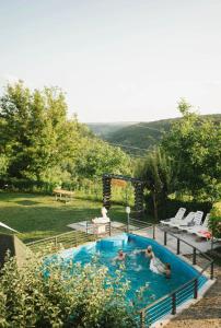 un gruppo di persone in piscina di Cottages Family Estate a Kam"janec'-Podil's'kyj