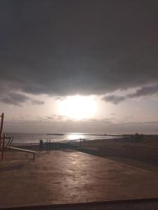 uma vista para uma praia com o pôr-do-sol em A.M.A Appartament em Calheta Do Maio