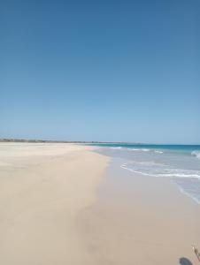 uma vista para a praia a partir da costa em A.M.A Appartament em Calheta Do Maio