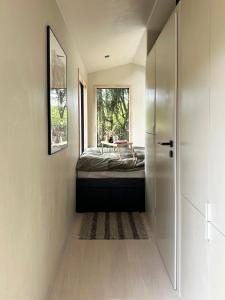 1 dormitorio con cama y ventana en Tiny House mit Garten in der Lüneburger Heide, en Soltau