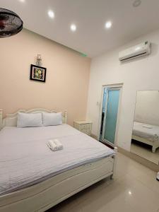 Tempat tidur dalam kamar di THIÊN ANH HOTEL