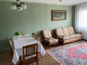 A seating area at Apartament ultracentral Botis