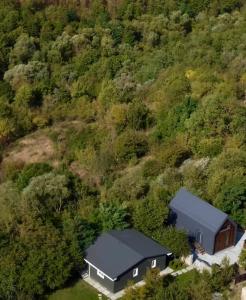 una vista aerea di un fienile in mezzo a una collina di Cottages Family Estate a Kam"janec'-Podil's'kyj