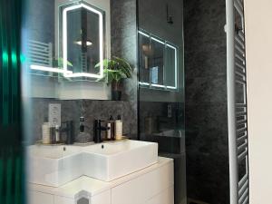 Bathroom sa BEYOND Staying Studio Apartment 6 Passau Rainshower