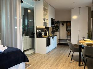 Kitchen o kitchenette sa BEYOND Staying Studio Apartment 6 Passau Rainshower