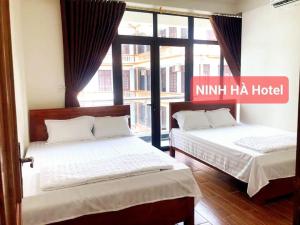 เตียงในห้องที่ Khách Sạn Ninh Hà