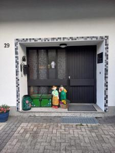 twee beeldjes van mensen die buiten een garage staan bij Ferienwohnungen Sternenhimmel WHG 1 in Medebach