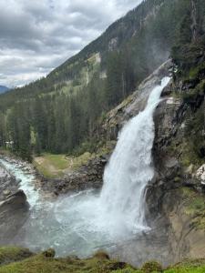 une cascade sur le côté d'une montagne dans l'établissement Apartment Waldherz, à Wald im Pinzgau