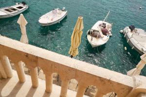 un grupo de barcos en un cuerpo de agua en Apartment Mama Marija, en Hvar