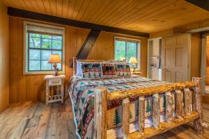 Vuode tai vuoteita majoituspaikassa Gatlinburg Cabin With Breathtaking Views, Hot Tub, Sauna, 10 min to downtown and National Park