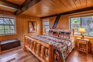 Vuode tai vuoteita majoituspaikassa Gatlinburg Cabin With Breathtaking Views, Hot Tub, Sauna, 10 min to downtown and National Park