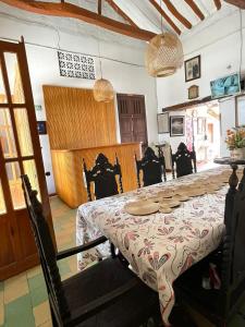 - une salle à manger avec une table et des chaises dans l'établissement Hotel Casa Posada Don Chepe, à San Gil