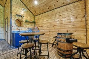 een bar met houten muren, tafels en stoelen bij Adventure Retreat/Cabin/Pool+Hot Tub/Game Room+Theater in Sevierville