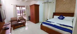 1 dormitorio con cama, escritorio y ventana en Captains Cabin backwater resort, en Alleppey