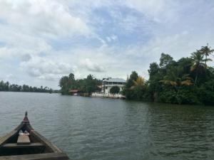 un grupo de personas en un barco en un cuerpo de agua en Captains Cabin backwater resort, en Alleppey