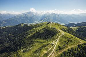 una vista aérea de una carretera en una montaña en Apartment Charly, en Kaprun