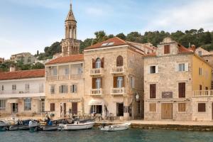 un edificio con barcos atracados en el agua junto a los edificios en Apartment Mama Marija, en Hvar