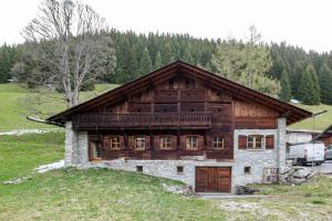 ein Haus auf einem Hügel mit einem Auto davor in der Unterkunft Mezdiva in Megève