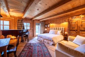 ein Schlafzimmer mit einem Bett und einem Klavier in einem Zimmer in der Unterkunft Mezdiva in Megève