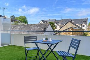 Un balcon sau o terasă la Appart Hôtel Le Liberté Vannes Centre-Ville