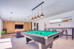 Billiards table sa Villa Magic View Split with pool