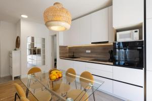 Una cocina o kitchenette en New Modern Apartment in Podstrana With Garden and Jacuzzi