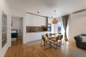 Una cocina o kitchenette en New Modern Apartment in Podstrana With Garden and Jacuzzi