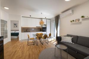 Una cocina o kitchenette en New Modern Apartment in Podstrana With Garden and Jacuzzi