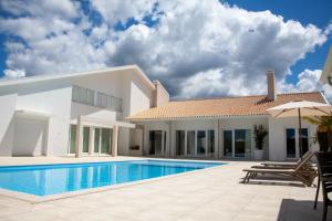 uma villa com uma piscina e uma casa em NR Suites na Mealhada