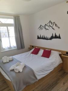 een slaapkamer met een bed met handdoeken erop bij Appartamento Vale e Schena Cortina 4 posti letto in San Vito di Cadore