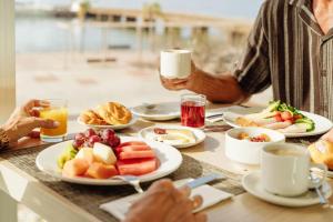 een groep mensen aan een tafel met eten bij Arrecife Gran Hotel & Spa in Arrecife