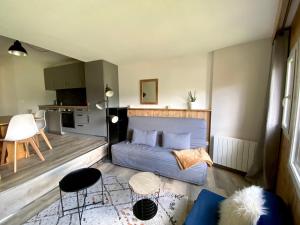 sala de estar con cama y cocina en Studio au coeur d'Avoriaz - 4 pers - vue splendide, en Avoriaz