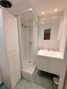 baño blanco con ducha y lavamanos en Studio au coeur d'Avoriaz - 4 pers - vue splendide, en Avoriaz