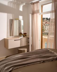 1 dormitorio con cama con espejo y ventana en Apartment Mama Marija, en Hvar