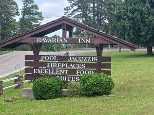 ユーレカ・スプリングスにあるBavarian Inn Motel & Restaurantのブラワナンの宿とプールのコアフーのハリケーンと同等のサイン