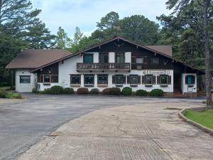 ユーレカ・スプリングスにあるBavarian Inn Motel & Restaurantの白い大きな建物