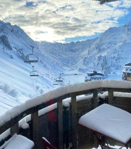 vistas a una montaña nevada con remonte en Studio au coeur d'Avoriaz - 4 pers - vue splendide, en Avoriaz