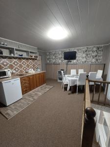 een keuken en eetkamer met een tafel en stoelen bij Dariaus ir Gireno 7 in Zarasai