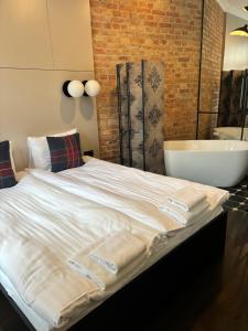 Una cama o camas en una habitación de PROVENIR HOME KWIATOWA 5