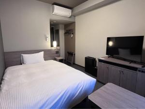 Hotel Route Inn Kuwana房間的床