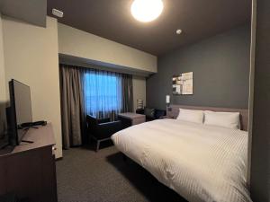 Hotel Route Inn Kuwana房間的床