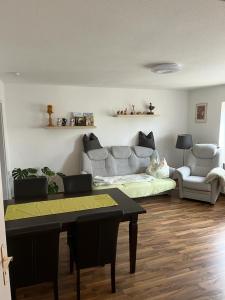 sala de estar con sofá y mesa en Pension Rudolph Riesa, en Riesa