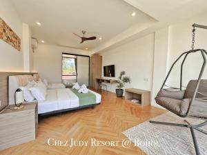 um quarto com uma cama e um sofá em Chez Judy Resort em Panglao City