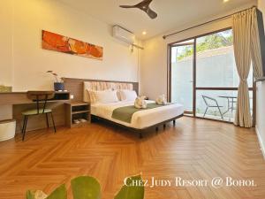 um quarto com uma cama com dois gatos sentados nela em Chez Judy Resort em Panglao City