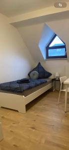 een slaapkamer met een bed in een kamer met een raam bij Charmante Wohnungen direkt in der Stadtmitte in Andernach