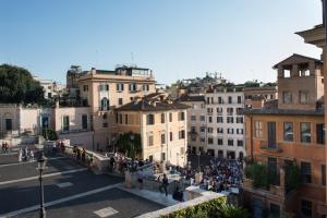 um grupo de pessoas andando por uma rua da cidade em Il Palazzetto em Roma